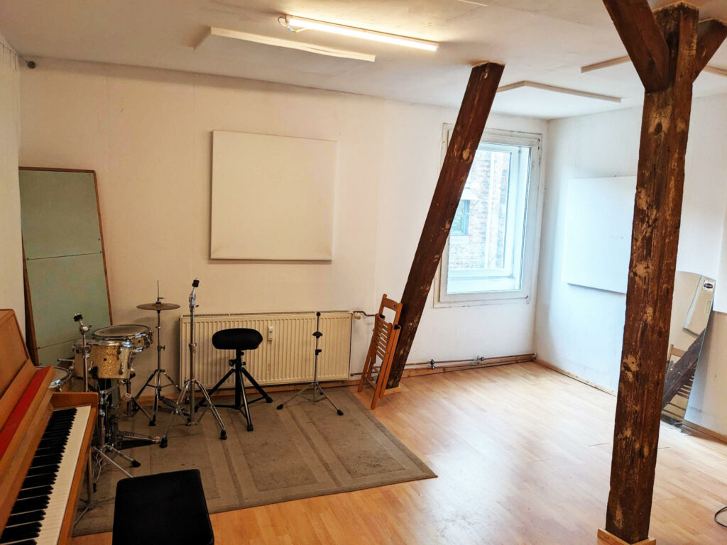 Der Unterrichtsraum mit Tageslicht für den Bassunterricht in Berlin-Mitte.
